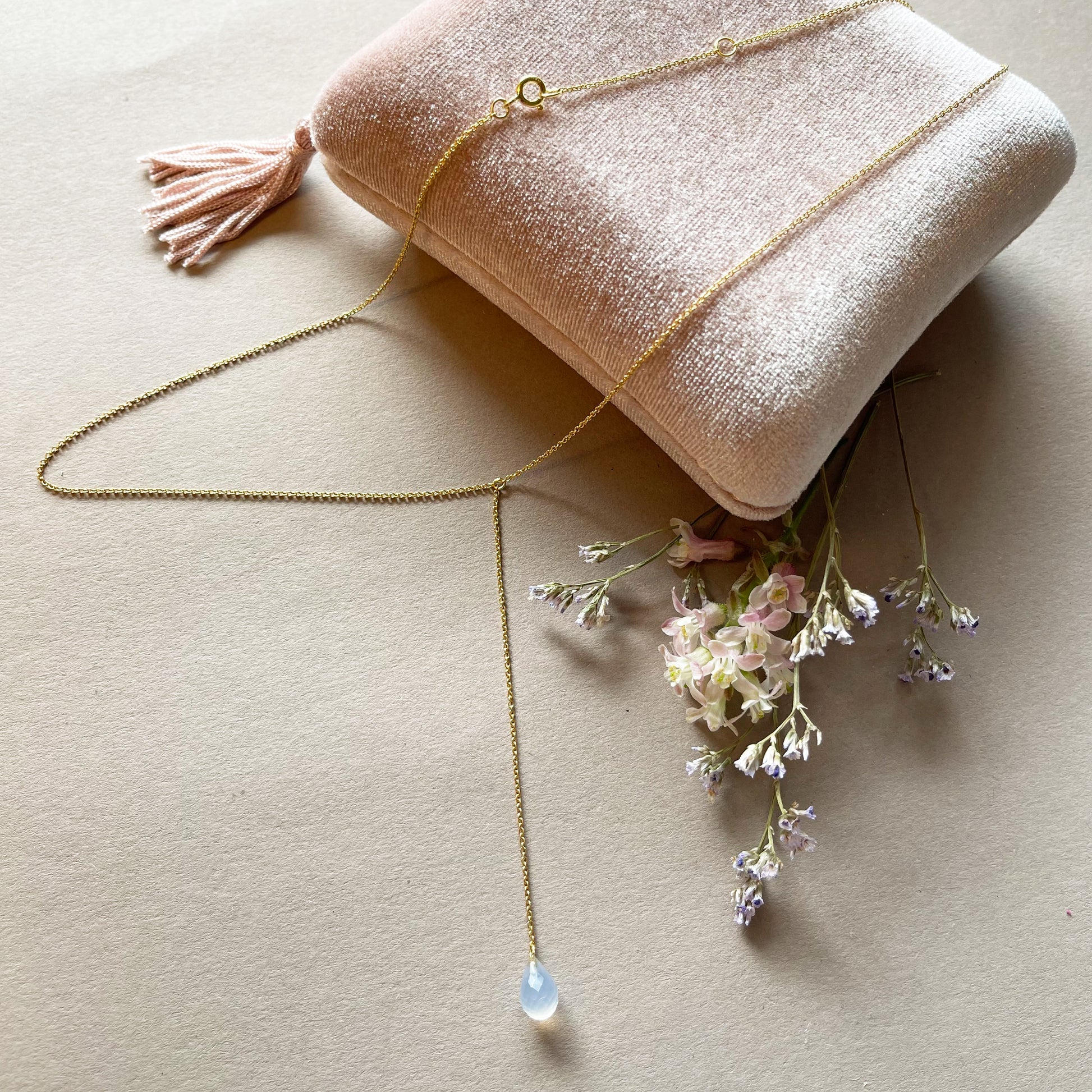 Chalcedon Halskette Gold