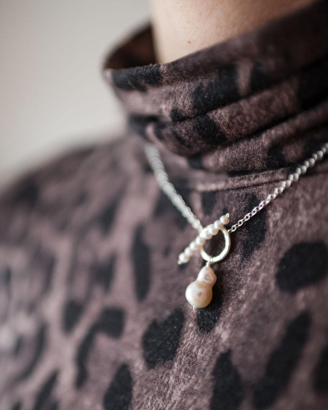 Halskette mit Knebelverschluss und Perlen