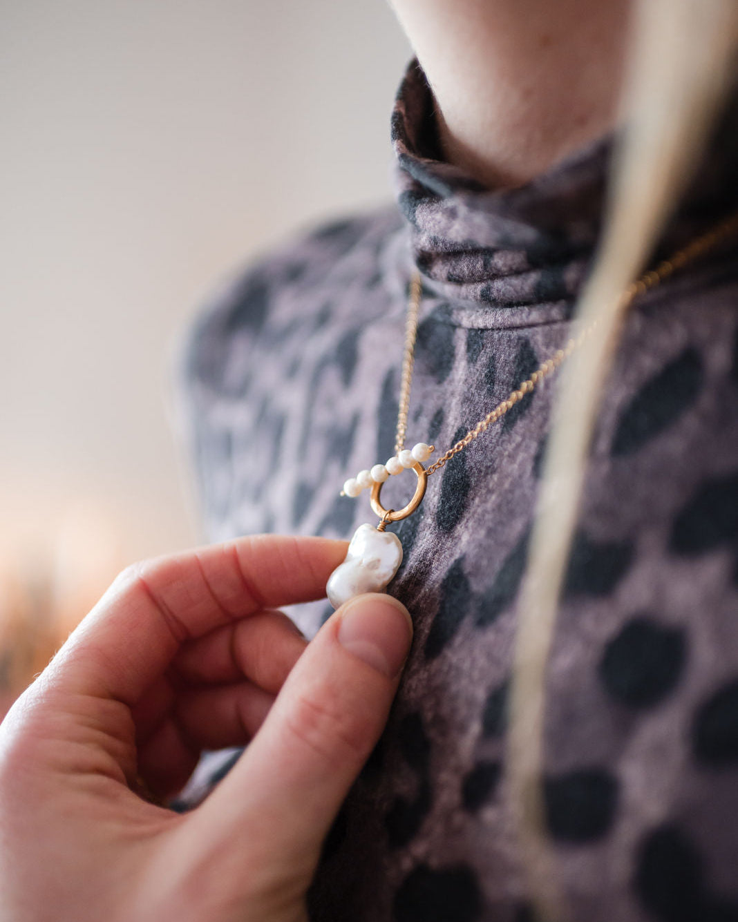 Halskette mit Ring und Perlen