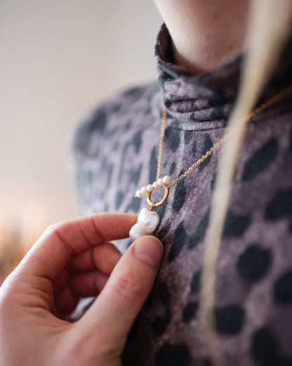 Halskette mit Ring und Perlen