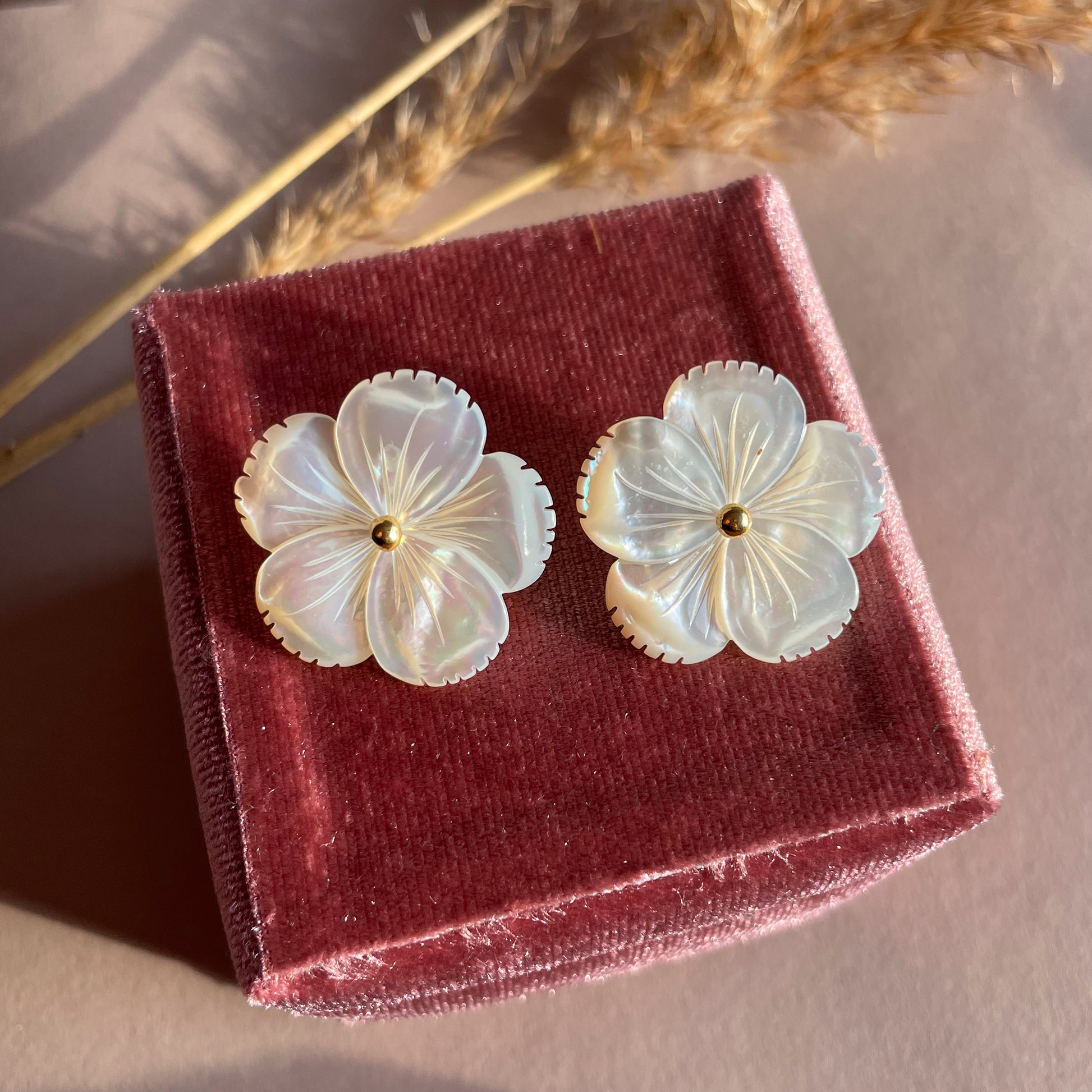 Ohrstecker_Perlmuttblueten_weiss_gold
