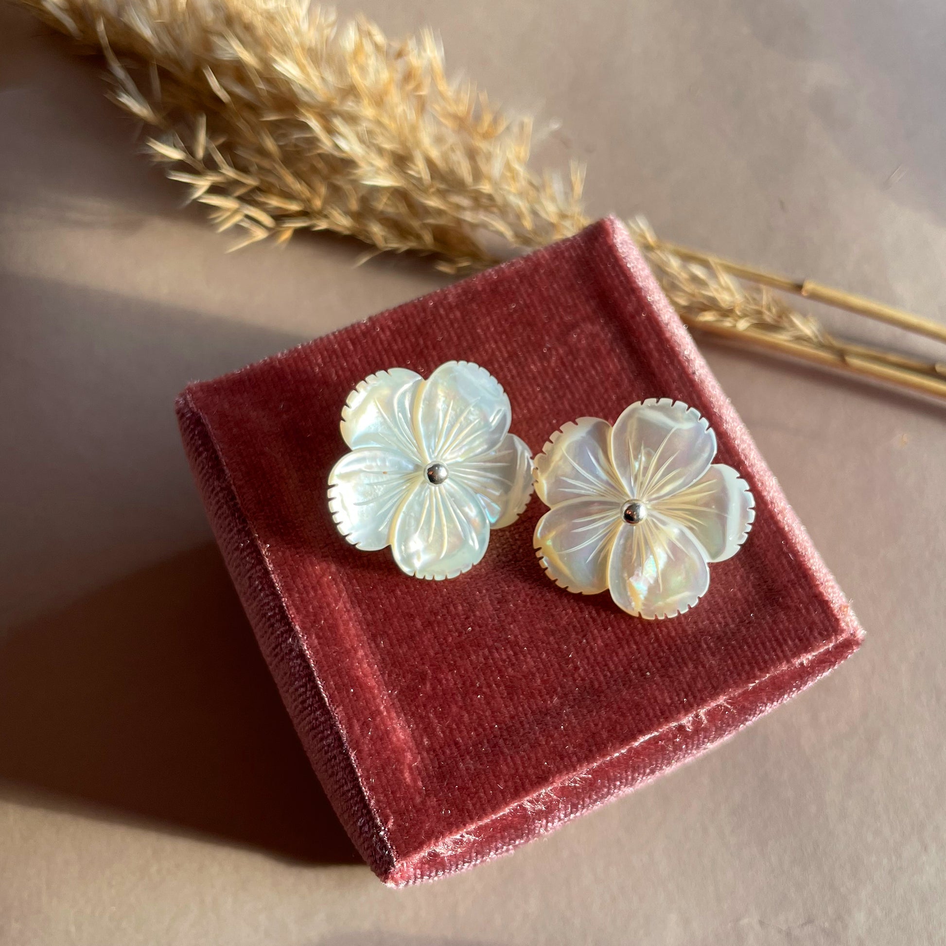 Ohrstecker Perlmuttblumen silber