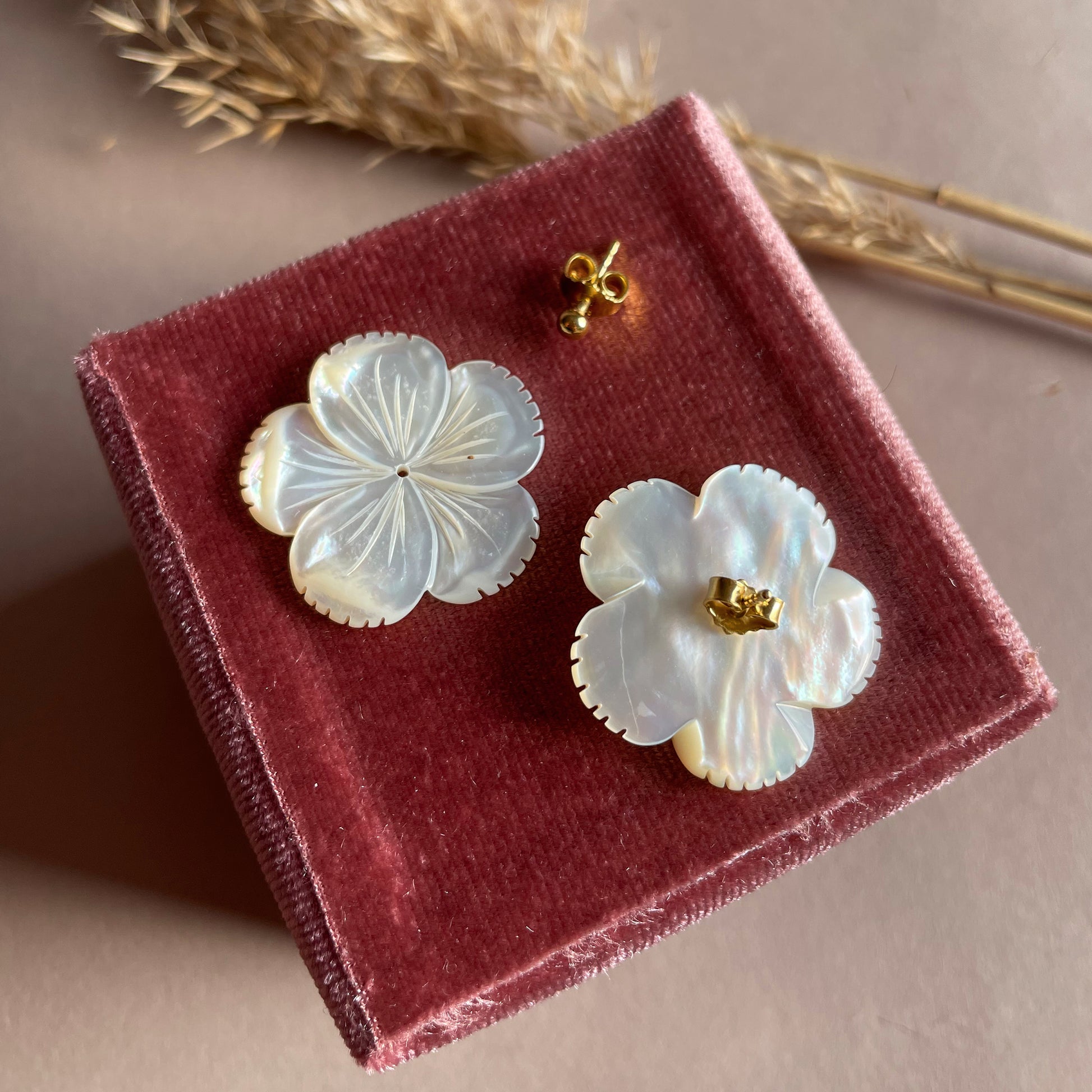 Ohrstecker Perlmuttblumen weiss gross