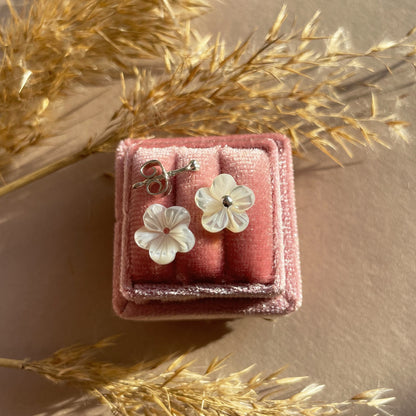 Ohrstecker Perlmuttblumen weiß