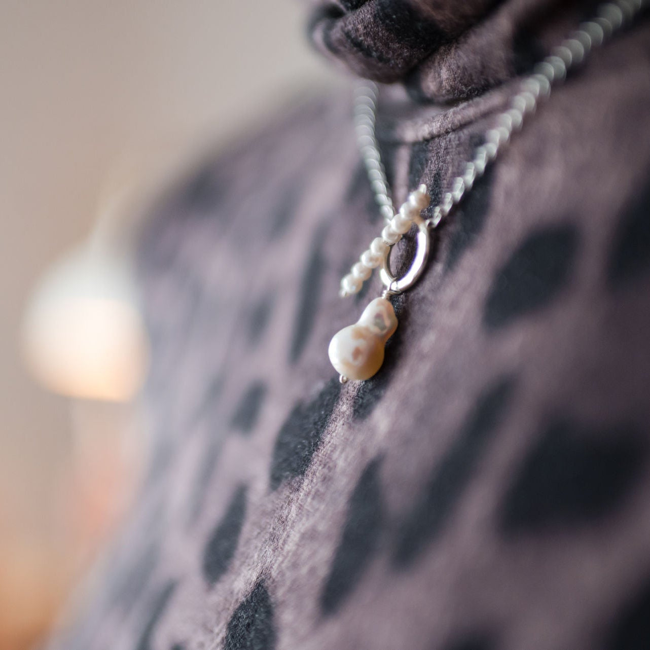 Silberne Halskette mit Perlen und Ring