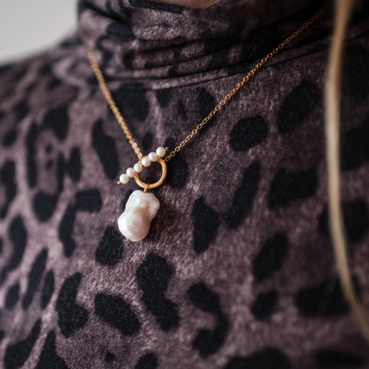 Statement Halskette mit Perlen gold