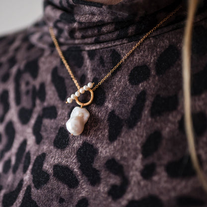 Statement Halskette mit Perlen gold