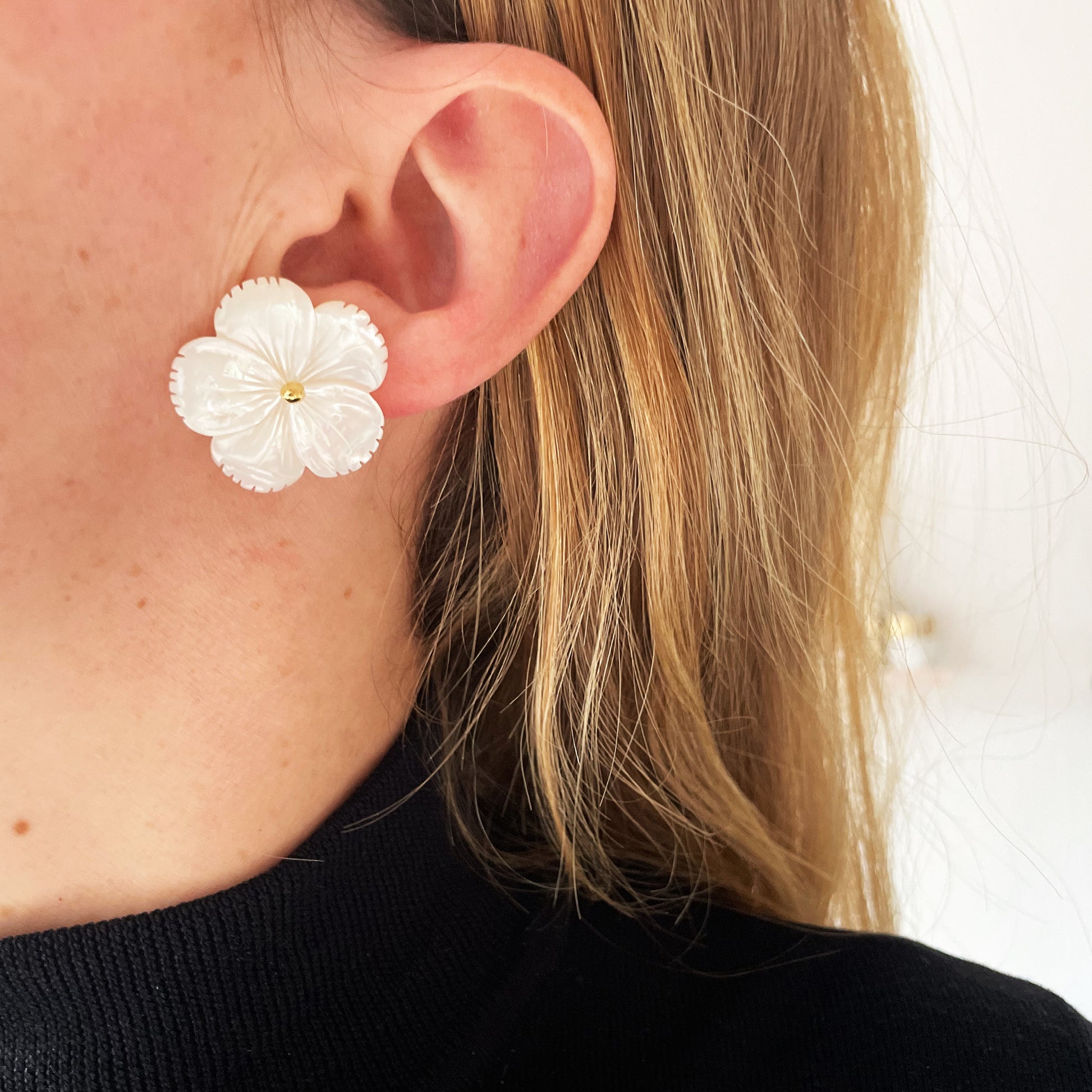 Statement Ohrringe Blumen weiss